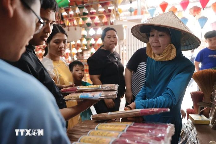  Làng Thủy Xuân nổi tiếng với nghề làm hương trầm từ hàng trăm năm nay, là điểm du lịch ấn tượng đối với du khách trong và ngoài nước. Ảnh: (Đinh Ngọc Liên/TTXVN) 