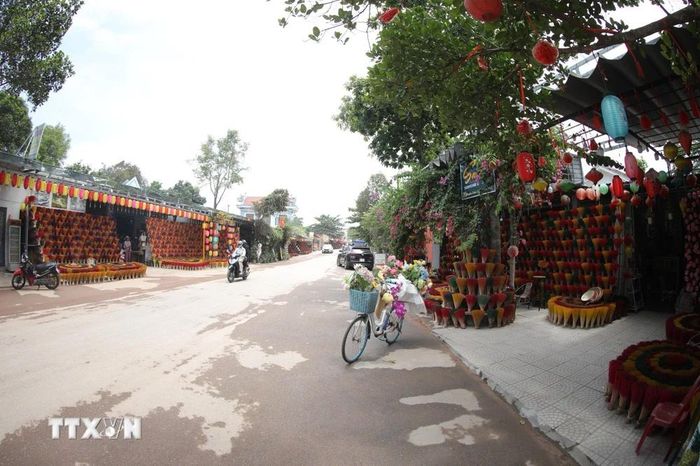  Làng Thủy Xuân nổi tiếng với nghề làm hương trầm từ hàng trăm năm nay, là điểm du lịch ấn tượng đối với du khách trong và ngoài nước. Ảnh: (Đinh Ngọc Liên/TTXVN) 