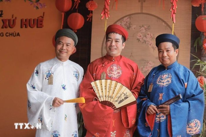  Du khách khi đến Thủy Xuân đều thích thú chụp ảnh với không gian đa sắc màu. (Ảnh: Đinh Ngọc Liên/TTXVN) 