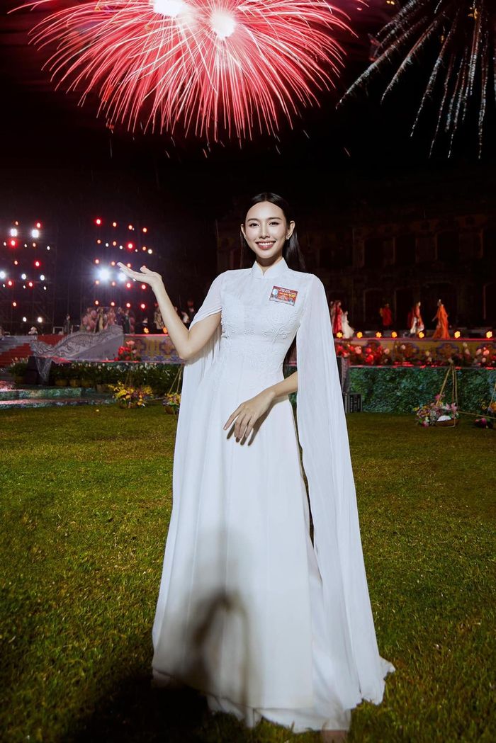 Phần chi tiết tà tay giúp tổng thể của Cựu Hoa hậu Hòa bình Quốc tế trở nên trang trọng, nổi bật hơn bên dưới ánh pháo hoa. 