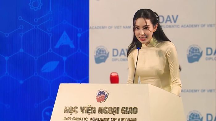 Trước đó, Thùy Tiên còn được chọn trở thành gương mặt đại diện cho thanh niên Việt Nam có cơ hội được đối thoại trực tiếp với Tổng thư ký ASEAN. Tại buổi gặp mặt quốc tế, Miss Grand International có biểu hiện xuất sắc, cô nhận về vô số lời khen khi trao đổi và thuyết trình bằng tiếng Anh lưu loát trước những nhân vật mang tầm vóc quốc tế. 