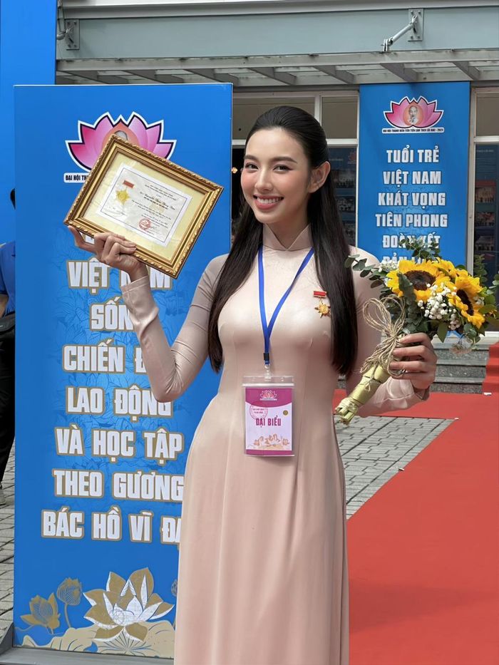 Nói không ngoa, Thùy Tiên là người đẹp "vừa có đỏ, vừa có thơm" trong muôn vàn bông hoa tỏa sắc trong làng hậu Việt. Cô nàng xứng đáng được xem như "tấm gương tiêu biểu" truyền cảm hứng cho giới trẻ khi vừa có đủ nhan sắc, kiến thức và hành động đi đôi với lời nói. Đây cũng là lý do giúp tên tuổi của Thùy Tiên nổi tiếng bền vững theo thời gian, dù không ít lần cô cũng vướng thị phi bất đắc dĩ. 