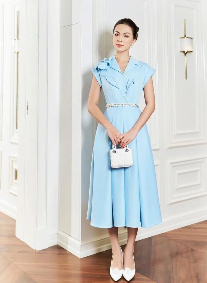 Quý cô hoàn toàn có thể biến tấu cách phối đồ theo ý thích để làm nên bộ trang phục mới từ chiếc váy yêu thích của mình. Một trong số đó là thay những chiếc dây lưng thông thường bằng những chuỗi hạt ngọc trai, sợi vải thô bện đính hoa, dây bằng vải ren... để làm duyên cho vòng eo; thay vì các bản phối với tông màu hài hòa bổ trợ thì chọn cách phối màu tương phản để tạo nên hiệu ứng thị giác lạ mắt và ấn tượng.