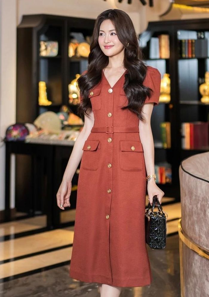 Gam màu cam đất kết hợp những nút màu vàng đồng tạo nên diện mạo tươi sáng, giàu năng lượng và xinh đẹp cho quý cô văn phòng. Thiết kế có nhiều túi hộp phù hợp với các nàng mảnh mai muốn trông đầy đặn và "có da có thịt" hơn; trong khi những cô nàng có vóc dáng tròn trịa thường chuộng thiết kế tối giản, ít chi tiết trang trí và có họa tiết nhỏ.