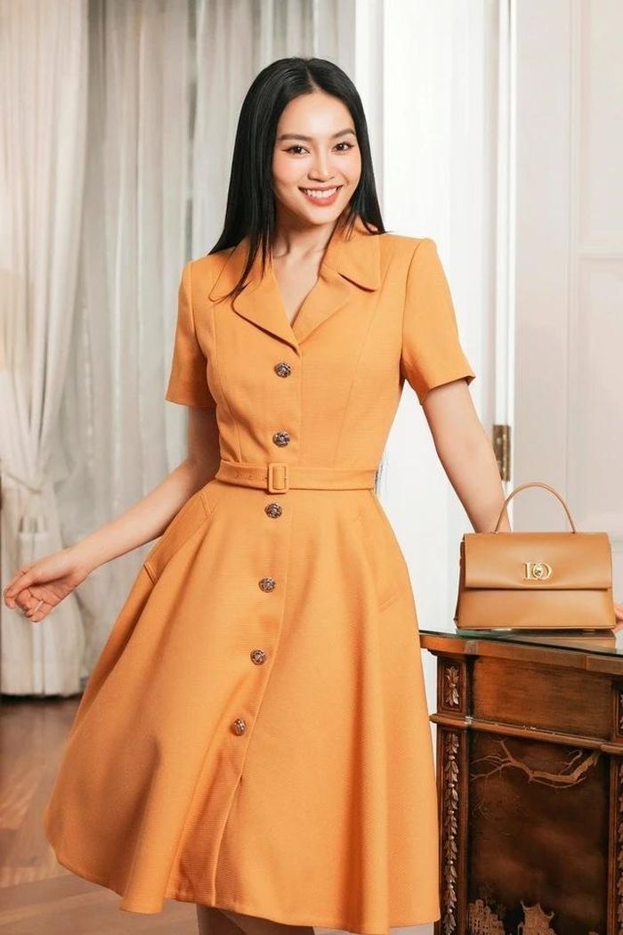 Khá gần gũi với váy sơ mi là kiểu váy có phần cổ danton. Các thiết kế này cũng tôn trọng phom dáng truyền thống của váy sơ mi với phần tùng váy dài chờm gối, hàng cúc chạy dọc thân trước và có thể điểm thêm một số chi tiết trang trí như nắp túi, hàng cúc bọc vải hay họa tiết 3D.