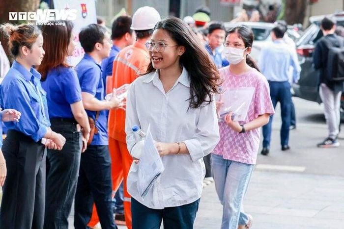 Theo quy định, đúng 7h30, thí sinh vào phòng thi. Thời gian bắt đầu làm bài là 8h, thu bài lúc 10h, tổng thời gian làm bài 120 phút.