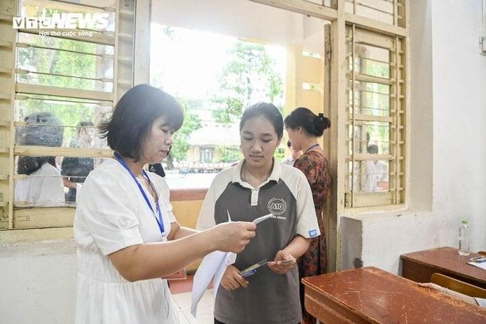 Hà Nội chuẩn bị 201 điểm thi, trong đó mỗi điểm thi yêu cầu phải sắp xếp 2 phòng thi dự phòng để các trường hợp thí sinh gặp vấn đề sức khỏe có thể làm bài.