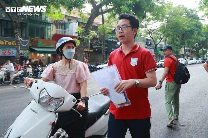  Tại điểm thi THPT Việt Đức (Hoàn Kiếm), từ sớm, các phụ huynh đưa thí sinh tới điểm thi.