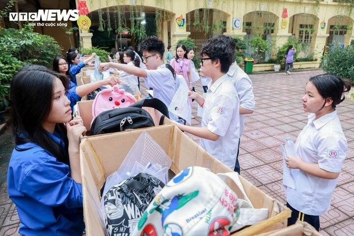  Trước khi vào phòng thi, các thí sinh phải bỏ đồ dùng cá nhân và những vật không được phép mang vào ở khu vực đựng đồ được các điểm thi sắp xếp.