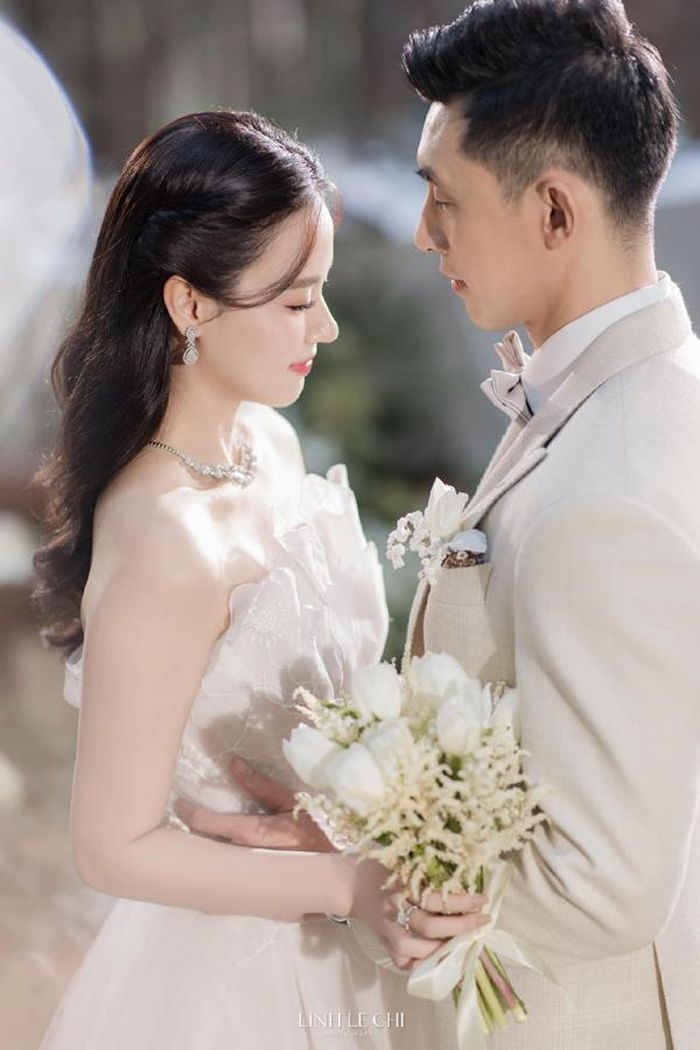Nói về khoảnh khắc xúc động trong buổi lễ cầu hôn, Midu cho biết chú rể đã khóc 2 lần.