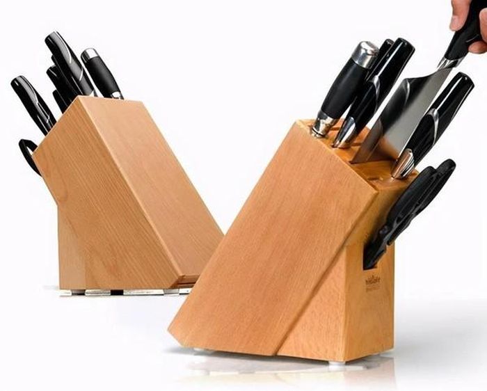 Vật liệu gỗ kết hợp không gian đóng kín khiến nước khó bay hơi, tạo điều kiện cho vi khuẩn sinh sôi.