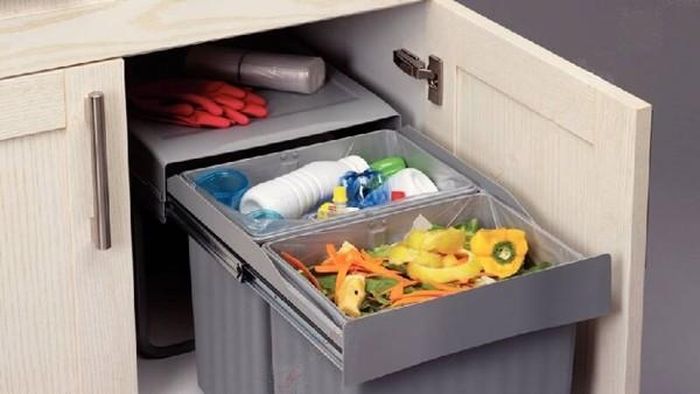 Vậy nhưng nhiều người cho rằng đây thực sự là món đồ vô dụng, phiền phức vì mỗi lần vứt rác sẽ phải dùng tay kéo tủ ra. Tay chân đang dính dầu mỡ, đất cát hay đang sơ chế thực phẩm sẽ làm bẩn cánh tủ. Chưa kể, rác thải tích tụ trong không gian kín nếu không được thu dọn kịp thời còn bốc mùi khó chịu, rất khó làm sạch. Đặc biệt vào mùa hè nơi đây rất dễ biến thành ổ vi khuẩn.