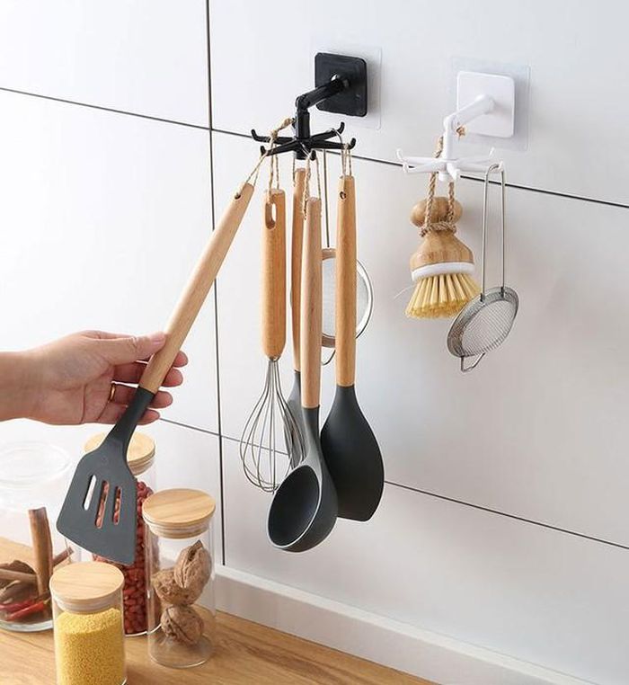 Dù tiện lợi, có thể đặt ở bất cứ đâu nhưng thực tế móc này yếu, chỉ phù hợp với những thứ mỏng nhẹ. Nếu treo cốc hay những vật nặng sẽ rất dễ gây rơi vỡ.