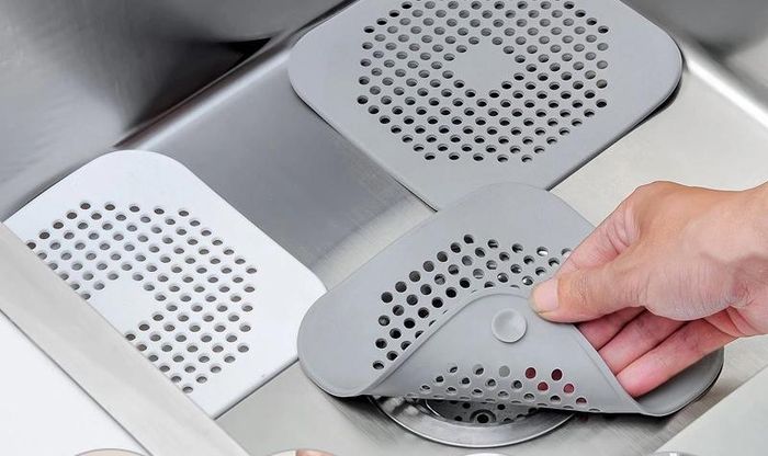 Nhưng sản phẩm này không thực sự cần thiết bởi bản thân lọc inox đã đủ khả năng lọc tóc. Thêm vào đó, chất liệu nhựa dễ bị mốc, bẩn nên bạn buộc phải vứt đi sau một thời gian ngắn sử dụng.