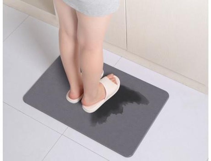 Tuy nhiên, nhiều người dùng nhận xét nó rất dễ bẩn, lại khó làm sạch. Chỉ sau thời gian ngắn, các vết ố, vết dép, vết chân sẽ in hằn lên thảm, trông kém vệ sinh và mất tính thẩm mỹ.