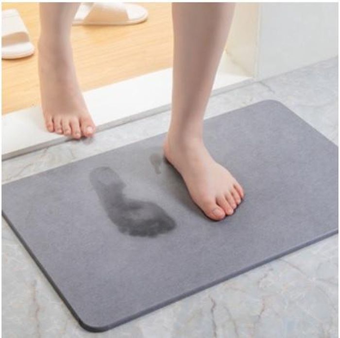 Món đồ này từng "gây sốt" một thời và được nhiều gia đình mua về đặt trước cửa toilet vì khả năng hút nước nhanh.