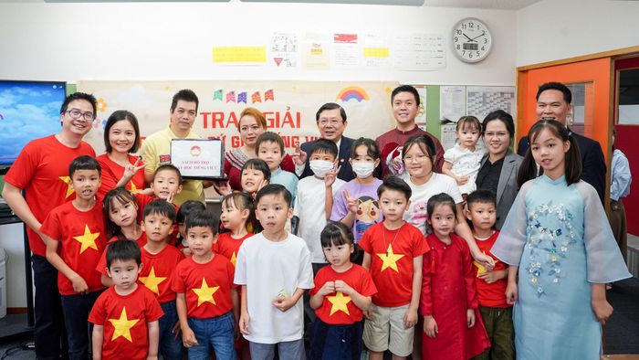 Phó Chủ tịch Nguyễn Hữu Dũng cùng các em thiếu nhi tham gia cuộc thi tại Nhật Bản.