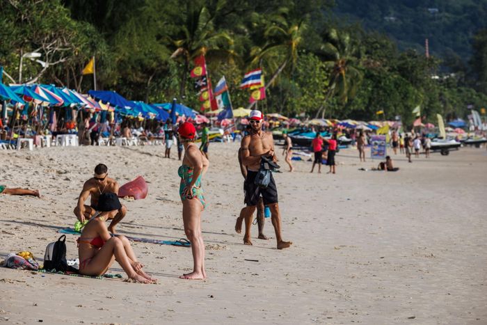  Du khách dọc bãi biển Patong ở Phuket. Ảnh: Bloomberg. 