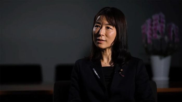 Ayaka Shiomura vận động luật hạn chế các host club bóc lột khách hàng nữ.