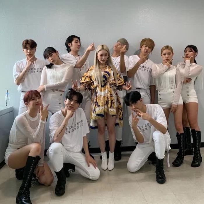 Chungha chụp ảnh bên dàn vũ công