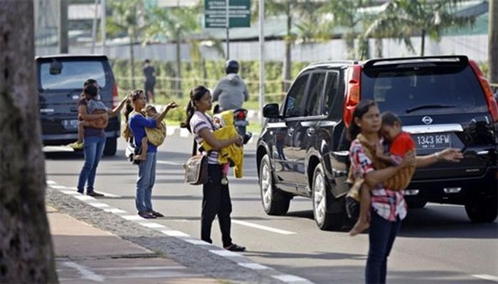 Tại Indonesia, người đi nhờ xe có thể kiếm được khoảng 7,5 USD trong vài giờ bằng cách giúp tài xế di chuyển nhanh hơn. Nghề này nảy sinh từ việc chính quyền thiết lập các khu vực "3 trong 1", nơi chỉ cho phép các xe chở ít nhất ba người lưu thông nhằm giảm tình trạng kẹt xe.