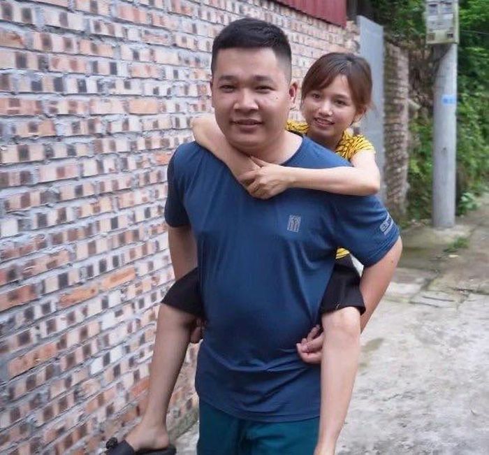 Đa số người “tí hon” thường không thể sinh con, thế nhưng Nụ lại may mắn hơn khi mang thai hoàn toàn tự nhiên. Hiện tại, con của vợ chồng Thành - Nụ đã 4 tuổi, rất khôi ngô, thông minh. Vợ chồng Thành hiện làm công nhân ở gần nhà, cuộc sống êm ấm, hạnh phúc.