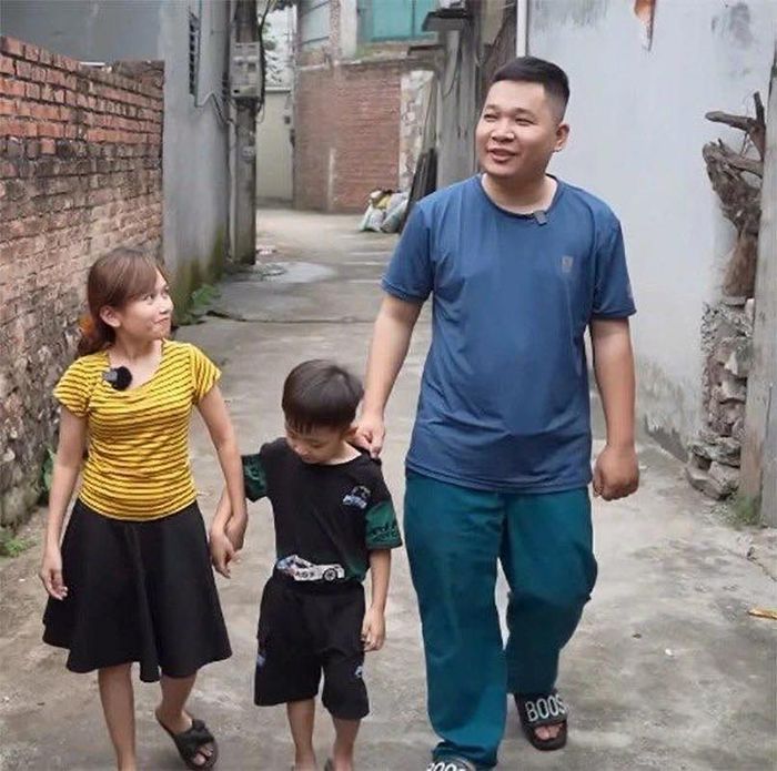 Năm 2015, Nụ quen anh Cao Bá Thành (sinh năm 1994, cao 1m63, nặng 72kg, quê ở huyện Tiên Du, tỉnh Bắc Ninh) qua mạng xã hội, tuy nhiên đến năm 2016 cả 2 mới chính thức tìm hiểu làm quen. Khi gặp Nụ, Thành không quá bất ngờ dù anh nhận xét bạn gái nhỏ hơn mình nghĩ. Thành đưa Nụ về ra mắt gia đình, nhưng chuyện tình yêu của họ không được phụ huynh ủng hộ.