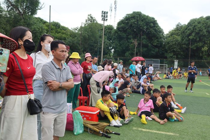 Những giọt mưa không làm ảnh hưởng đến tinh thần khán giả. Ảnh: Diệp Thanh