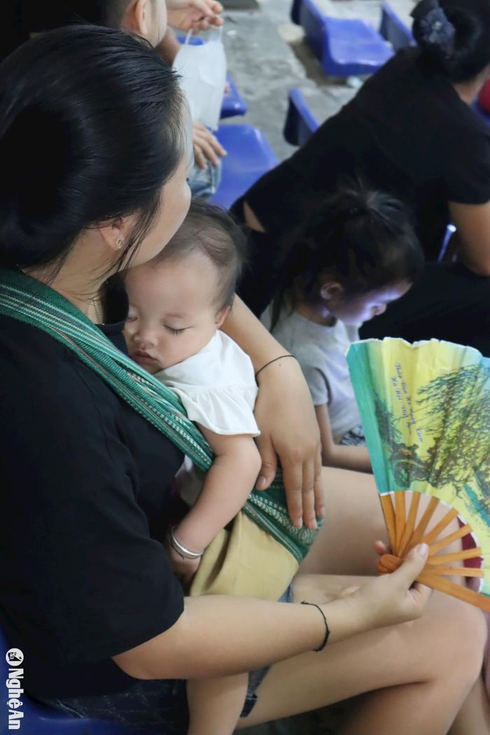 Em bé ngủ ngoan trong địu mẹ. Ảnh: Diệp Thanh