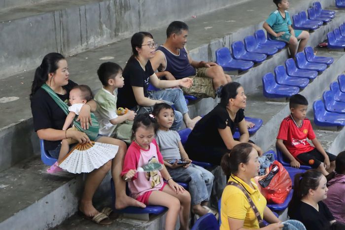 Lực lượng cổ vũ hùng hậu đến từ Quỳ Châu. Ảnh: Diệp Thanh