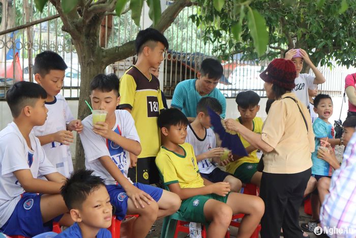 Nỗi buồn của các cầu thủ Nhi đồng Hoàng Mai. Ảnh: Diệp Thanh
