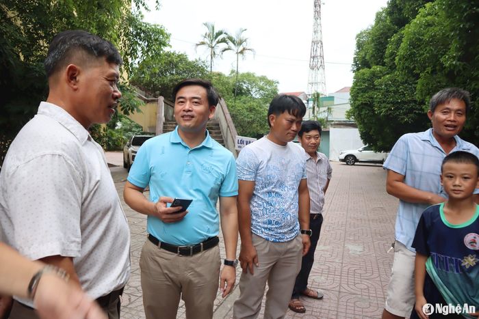 Vì là ngày Chủ nhật nên nhiều cán bộ địa phương tranh thủ về Vinh cổ vũ cho đội bóng. Ảnh: Diệp Thanh