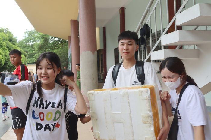 Hải sản biển Quỳnh được cấp đông đem đến tẩm bổ cho các cầu thủ đội Quỳnh Lưu. Ảnh: Diệp Thanh