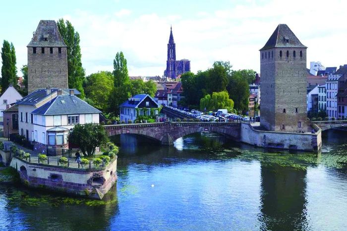  Cầu đập Barrage Vauban từ hệ thống phòng thủ cho đến nơi ngắm cảnh tuyệt đẹp ở Strasbourg. 