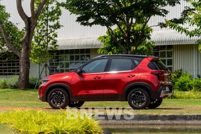 Thân xe Kia New Sonet sở hữu những đường nét cá tính với các đường gân dập nổi, tạo nên tổng thể thiết kế thể thao, trẻ trung. 