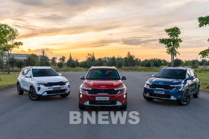 Tại Việt Nam, Kia New Sonet được phân phối với 3 phiên bản Deluxe, Luxury và Premium cùng 8 tùy chọn màu sơn ngoại thất và 5 tùy chọn màu 2 tone. 
