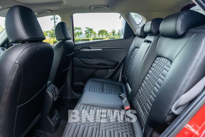 Hàng ghế 2 của Kia New Sonet rộng rãi, có 3 tựa đầu tùy chỉnh độ cao và trang bị thêm bệ tỳ tay, thêm cửa gió điều hòa và cổng sạc điện thoại.