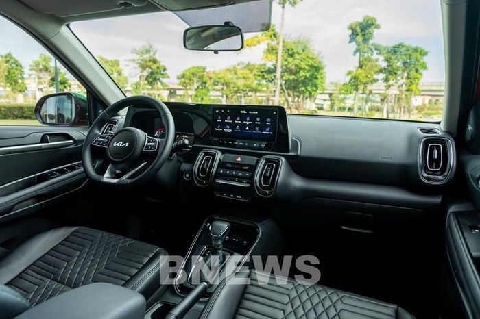 Kia New Sonet sở hữu không gian bên trong rộng rãi; khoang lái thiết kế theo xu hướng cùng nhiều trang bị tiện nghi hỗ trợ người lái.