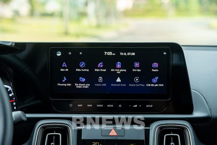 Nổi bật giữa khoang lái Kia New Sonet là màn hình giải trí đa phương tiện kích thước 10.25’’ lớn nhất phân khúc SUV đô thị.