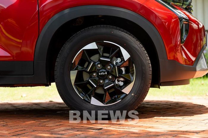 Kia New Sonet có khoảng sáng gầm tốt, sử dụng mâm đúc đa chấu 16 inch trên tất cả các phiên bản.