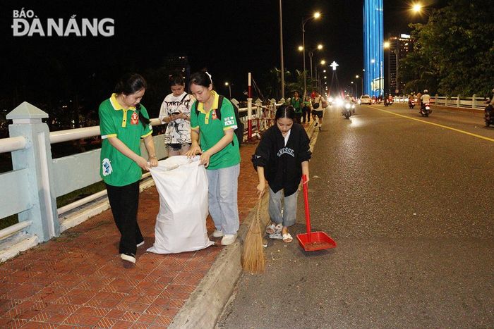 Đội Tiên phong Trường Đại học Kinh tế - Đại học Đà Nẵng huy động gần 50 hội viên sinh viên tham gia vệ sinh, thu gom rác. Ảnh: HOÀNG HIỆP