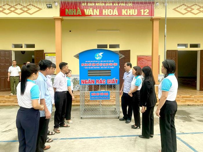 Chi hội phụ nữ khu 12 ra mắt mô hình tiết kiệm phế liệu tại nơi công cộng.