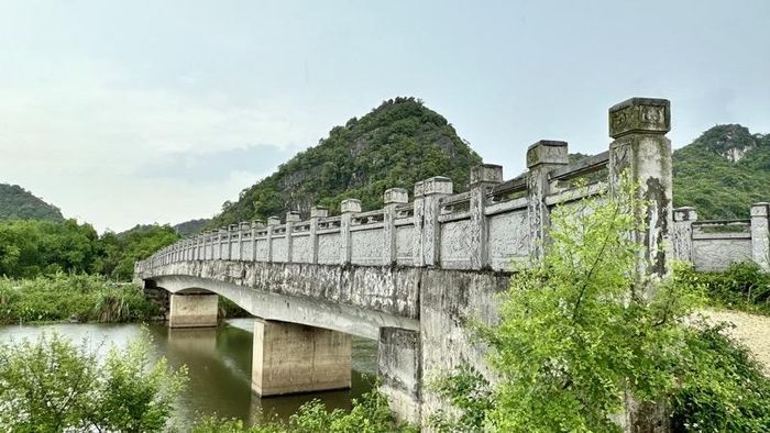 Cầu đá bắc qua sông Sào Khê cũng đang dang dở, chưa thể đưa vào sử dụng.