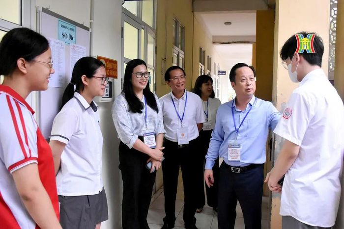 Giám đốc Sở GĐ-ĐT Hà Nội Trần Thế Cương động viên thí sinh trước giờ thi môn Toán sáng 9/6