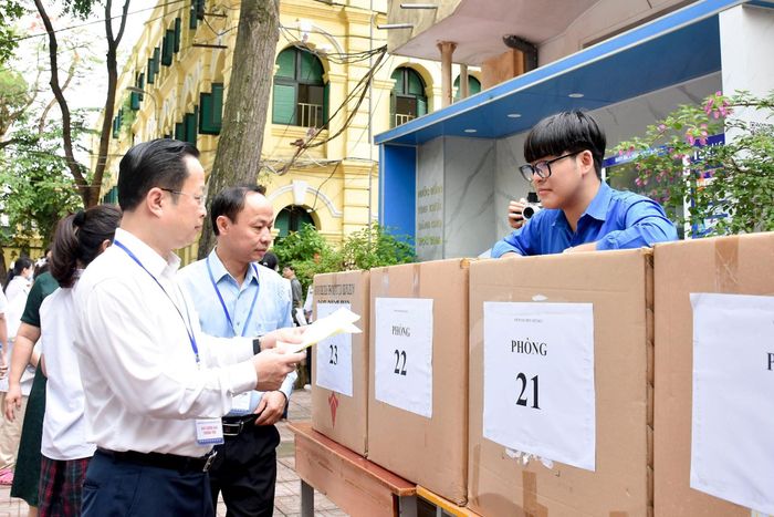 Giám đốc Sở Giáo dục và Đào tạo Hà Nội Trần Thế Cương kiểm tra khu vực bảo quản tư trang cá nhân của thí sinh. Ảnh: Phương Thảo