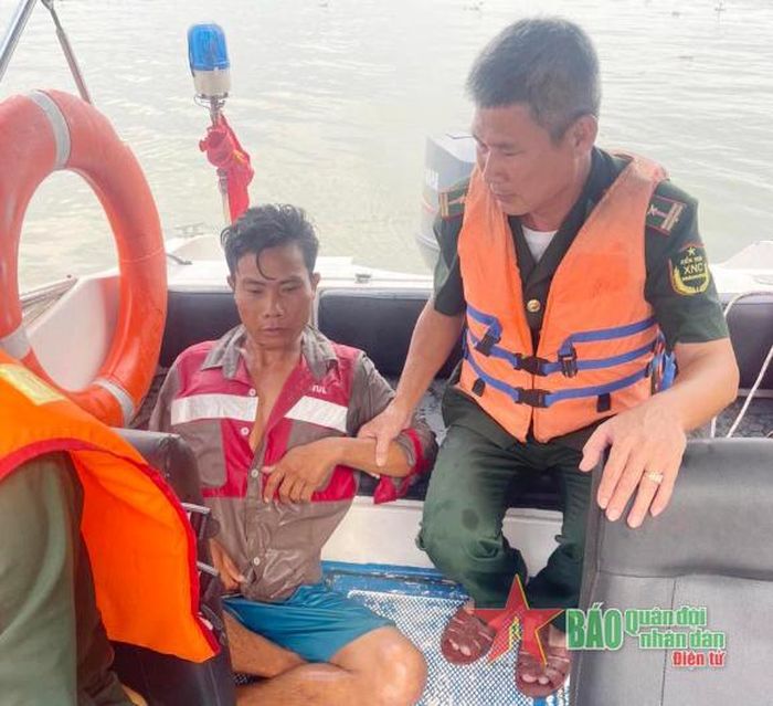  Cứu ngư dân bị nạn trên đường tuần tra.