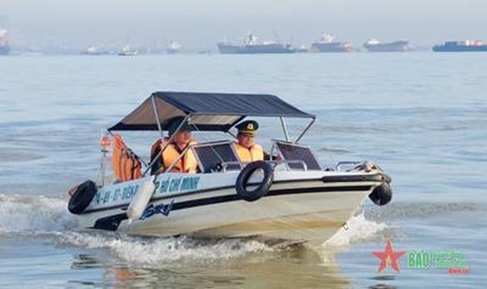 Cơ động bằng ca nô tuần tra tại vùng cảng biển TP Hồ Chí Minh.