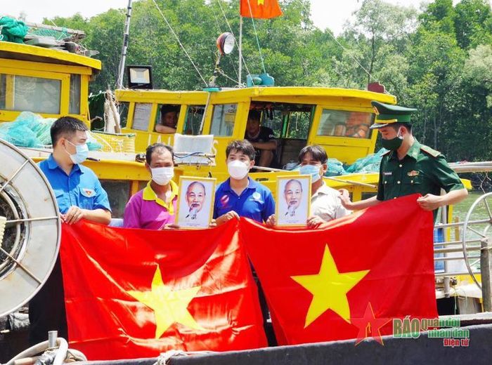  Tặng cờ Tổ quốc kết hợp tuyên truyền pháp luật cho ngư dân trên đường tuần tra.