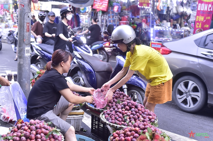  Trong dịp Tết Đoan Ngọ, nhiều tiểu thương có thể bán được vài tạ mận/ngày do lượng khách mua cao.