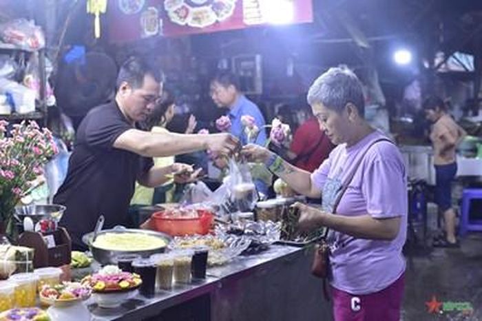 Mỗi hộp 1kg rượu nếp cái được bán với giá dao động từ 50.000 - 60.000 đối với rượu cái thường; 80.000 – 100.000 đồng với rượu nếp cẩm. 